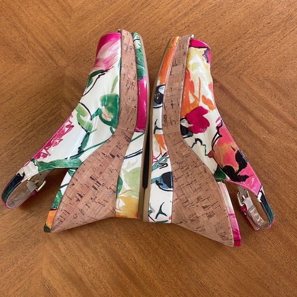 STUART WEITZMAN Floral Cork Wedge Peep Toe Slingback Patent Leather Shoes - Picture 6 of 6